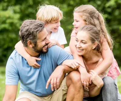 gelukkig gezin met twee kinderen