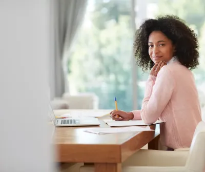 vrouw aan bureau