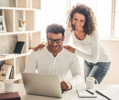 vrouw en man achter pc vrouw en man achter pc
