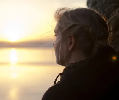 vrouw die naar horizon kijkt vrouw die naar horizon kijkt
