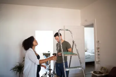 Un couple réalise des travaux dans leur appartement Un couple réalise des travaux dans leur appartement