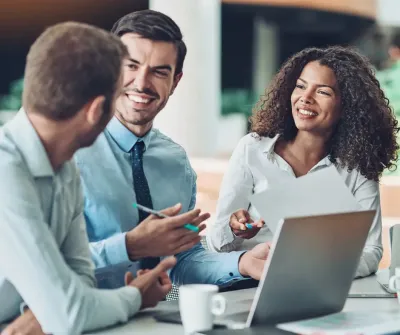 Des entrepreneurs discutent des statuts de leur société. Des entrepreneurs discutent des statuts de leur société.