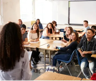 Une notaire donne une conférence à des élèves de secondaires. Une notaire donne une conférence à des élèves de secondaires.