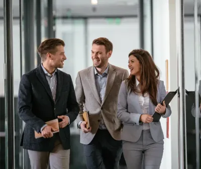Un groupe d'entrepreneurs heureux et souriants en réunion Un groupe d'entrepreneurs heureux et souriants en réunion