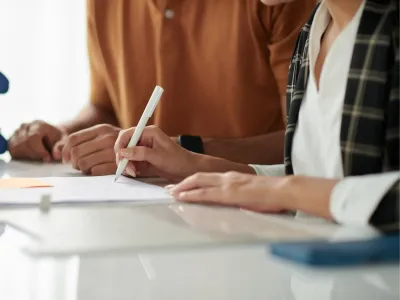 Een persoon die een document ondertekent Een persoon die een document ondertekent