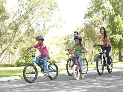 Jong gezin op de fiets in de natuur Jong gezin op de fiets in de natuur