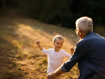 Un enfant court dans les bras de sa grand-mère. Un enfant court dans les bras de sa grand-mère.