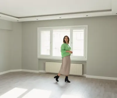 Une femme visite un appartement Une femme visite un appartement