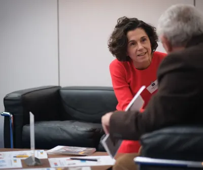 Une notaire discute avec son client Une notaire discute avec son client