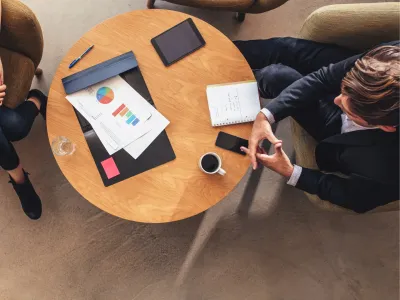 Twee collegas die iets met elkaar bespreken Twee collegas die iets met elkaar bespreken