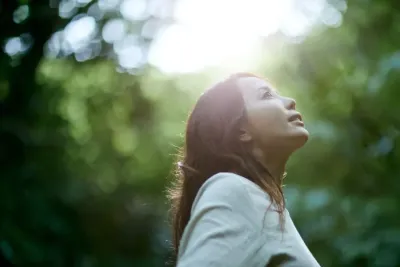 vrouw kijkend naar boven in het bos vrouw kijkend naar boven in het bos