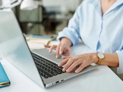 Vrouw die op laptop werkt Vrouw die op laptop werkt