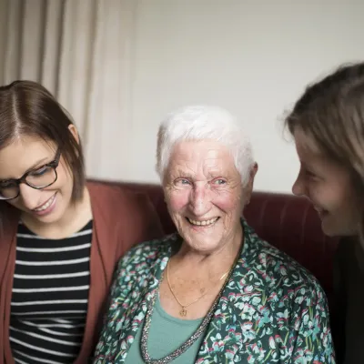 Une grand-mère sourit à côté de ses deux petites-filles. Une grand-mère sourit à côté de ses deux petites-filles.
