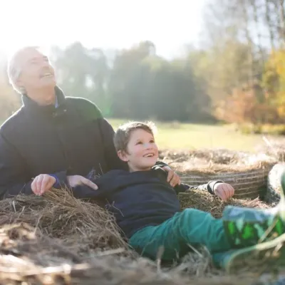 Un père et son fils joue ensemble à la campagne Un père et son fils joue ensemble à la campagne