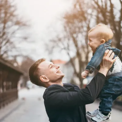 Un papa tient son fils dans les bras. Un papa tient son fils dans les bras.