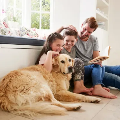 Vader met twee kinderen en hond in de gezinswoning Vader met twee kinderen en hond in de gezinswoning