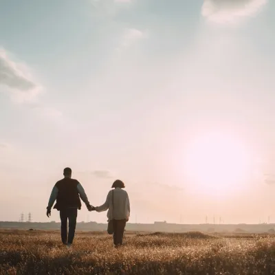 Un couple se balade dans les champs.