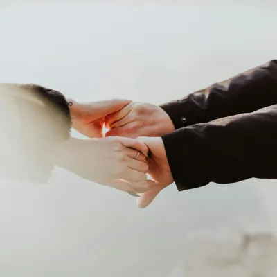 un couple se tient par les mains