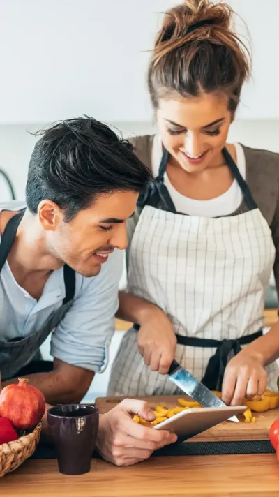 Jong koppel dat samen in de keuken staat