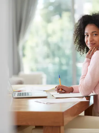 vrouw aan bureau vrouw aan bureau