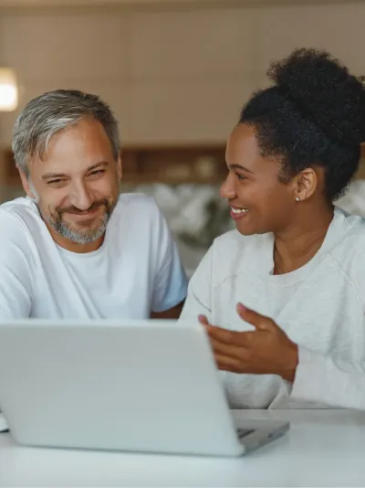 man en vrouw achter pc man en vrouw achter pc