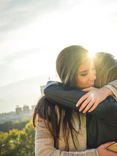 twee vrouwen die knuffelen twee vrouwen die knuffelen