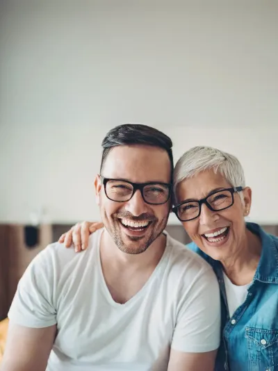 Une mère et son fils souriant Une mère et son fils souriant
