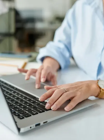 Vrouw die op laptop werkt Vrouw die op laptop werkt
