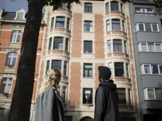 Un couple regarde un appartement à vendre Un couple regarde un appartement à vendre