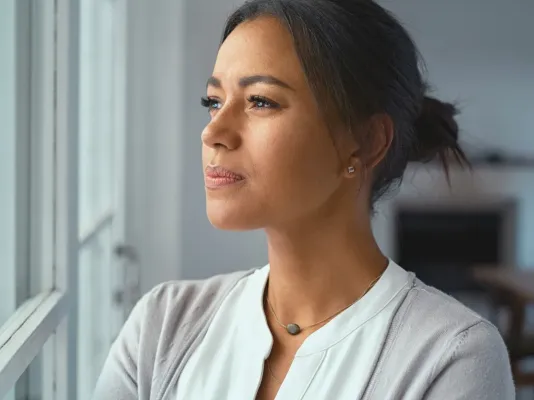 vrouw kijkt uit een raam vrouw kijkt uit een raam