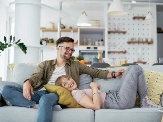 Un couple heureux et serein installé dans leur canapé Un couple heureux et serein installé dans leur canapé