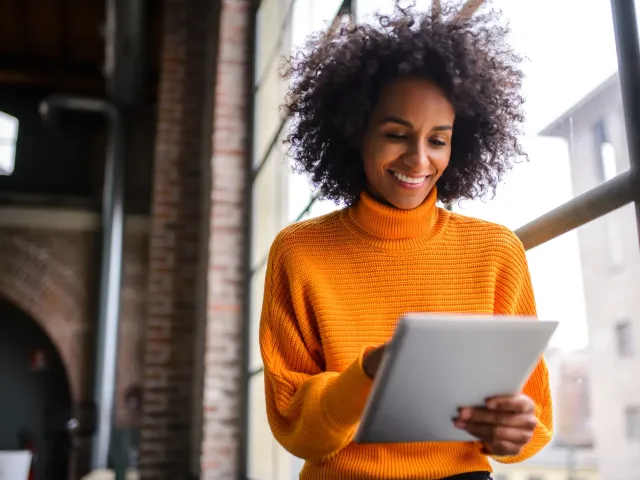 Une femme regarde sa tablette