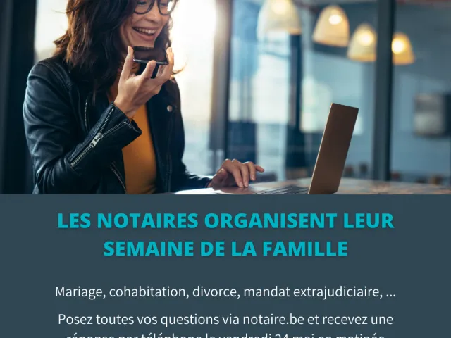 Une dame au téléphone avec un notaire sourit car elle a obtenu toutes les réponses à ces questions de famille.