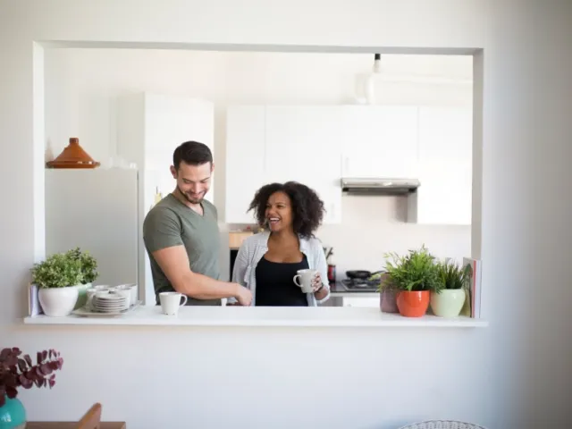 Un couple discute dans la cuisine de leur maison en Belgique.