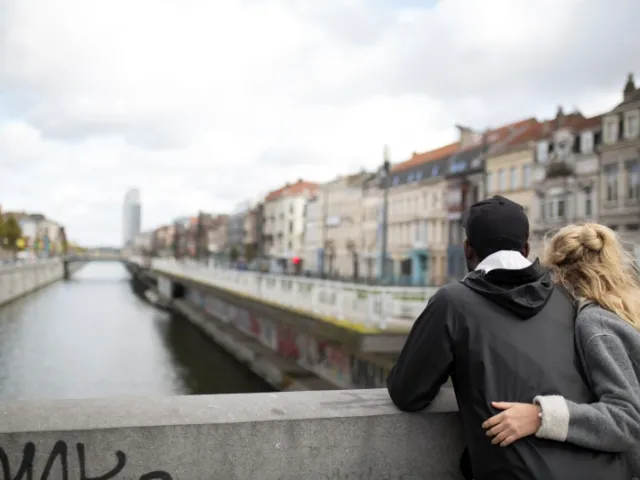Un couple regarde les appartements et les maisons à Bruxelles.