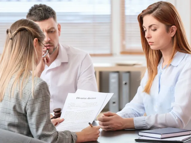 Un couple se rend chez le notaire pour divorcer par consentement mutuel.
