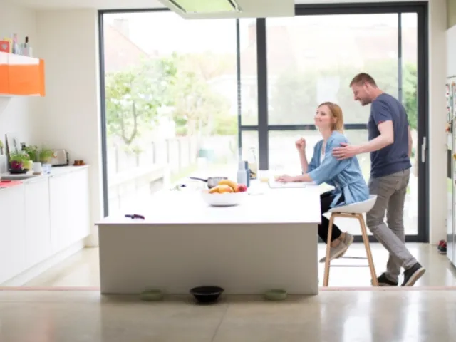 Un couple discute du projet de réduction des droits d'enregistrement en Wallonie.