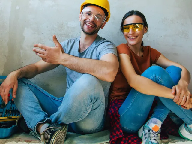 Un couple entreprend des travaux de rénovation de leur maison.