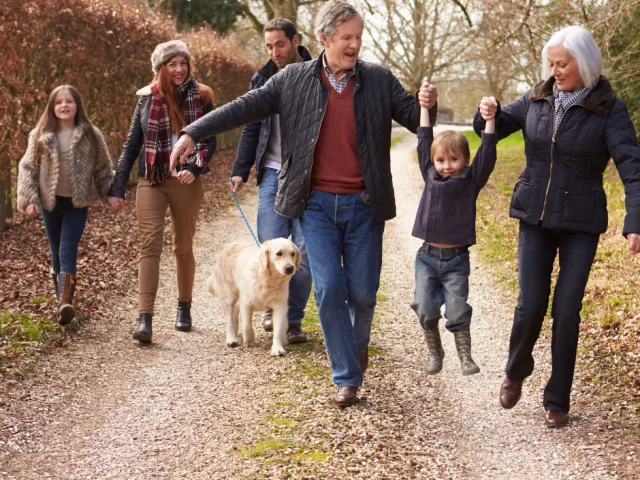 Une famille de plusieurs générations se promène en Wallonie.