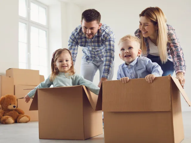 Une famille joue dans la maison qu'ils viennent d'acheter en Wallonie.