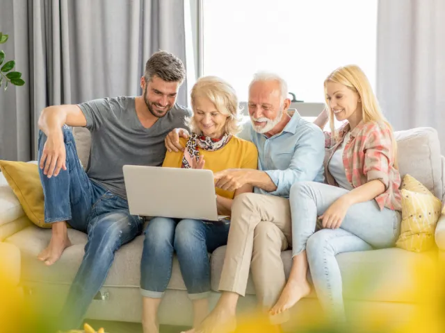 Une famille lit l'article de Notaire.be au sujet d'une donation par virement bancaire ou une donation d'argent réussie pour éviter une grosse taxation.