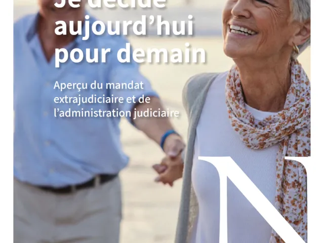 Un couple heureux de 65 ans se tiennent la main après avoir pris leurs dispositions pour rédiger un mandat extrajudiciaire protégeant leur avenir.