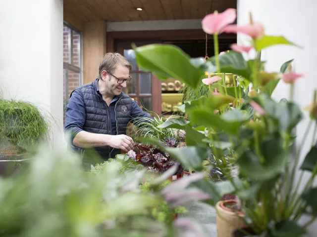 Un nouvel entrepreneur en Belgique s'occupe de sa boutique.