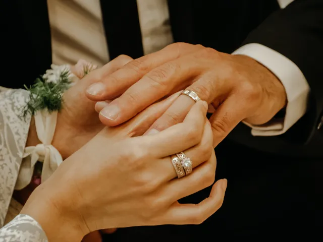 Un couple s'échange les alliances à la fin de la cérémonie de mariage.