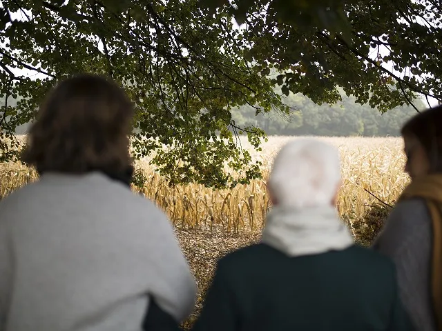 une famille regarde au loin.